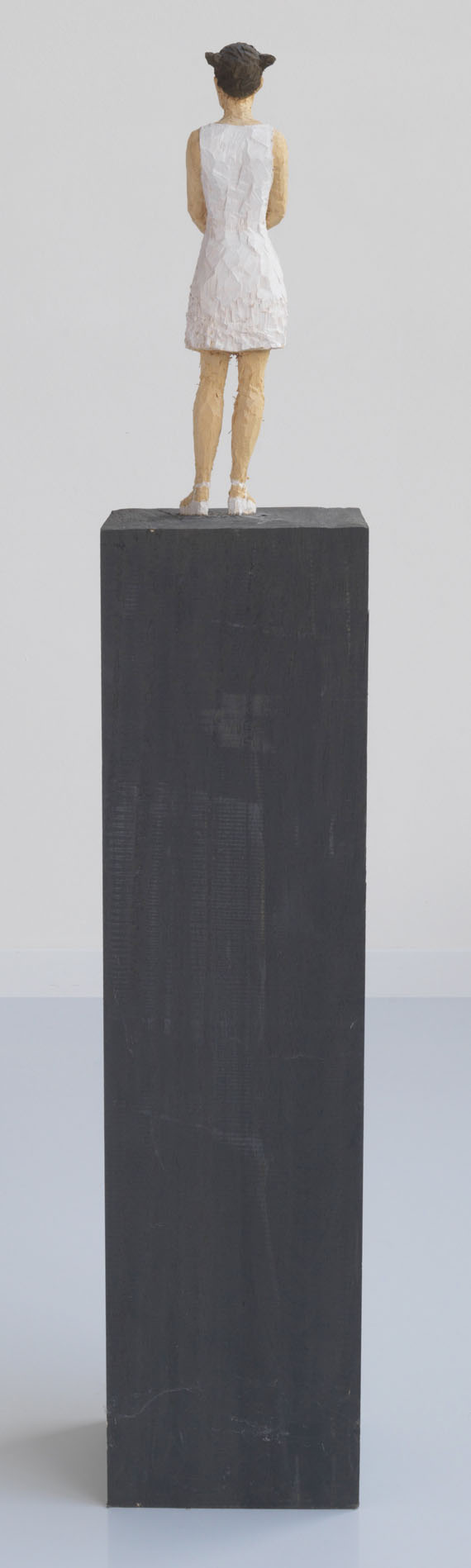 Stephan Balkenhol - Frau mit kurzem weißen Kleid - R&uuml;ckseite