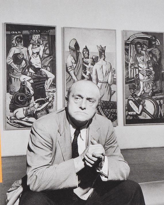 Abbildung zu: Max Beckmann im Museum of Modern Art, New York, vor seinem Triptychon "Depature", 1947, Foto: Geoffrey Clements.