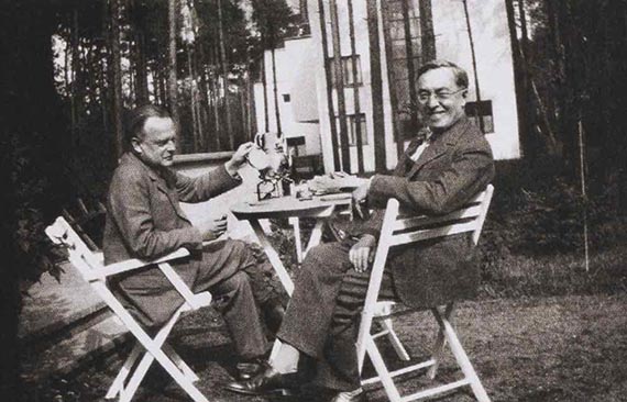 Abbildung zu: Paul Klee und Wassily Kandinsky vor dem Dessauer Meisterhaus, Burgkühnauer Allee 6-7, ca. 1929/30 (Foto: wohl Nina Kandinsky).