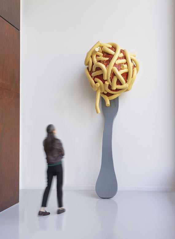 Claes Oldenburg - Leaning Fork with Meatball & Spaghetti III - Weitere Abbildung