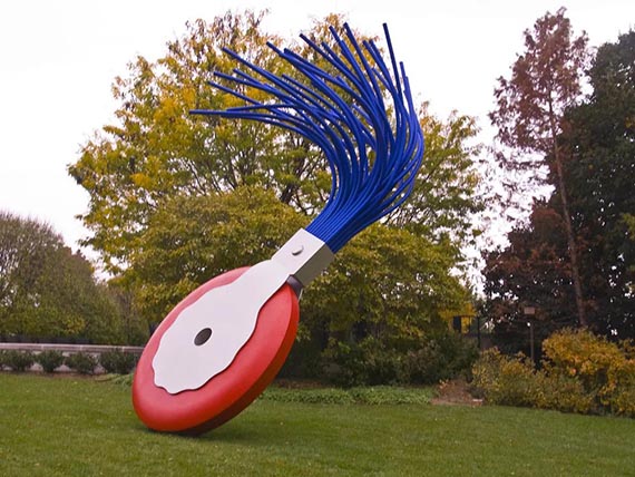 Abbildung zu: Claes Oldenburg und Coosje van Bruggen, Typwriter Eraser, Scale X, 1998/99, National Gallery of Art, Sculpture Garden, Washington D. C. © Claes Oldenburg