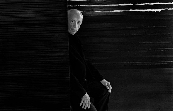 Abbildung zu: Pierre Soulages, 2. Oktober 2017, Foto: Raphaël Gaillarde. © VG Bild-Kunst, Bonn 2025