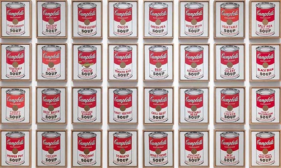 Abbildung zu: Andy Warhol, Campbell’s Soup Cans (32-teilig), 1962, Acryl auf Leinwand, Museum of Modern Art, New York. © The Andy Warhol Foundation for the Visual Arts