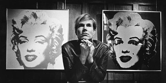 Abbildung zu: Andy Warhol vor zwei Gem&auml;lden der Marilyn-Serie, Foto: Donald Getsug. &copy; The Andy Warhol Foundation for the Visual Arts