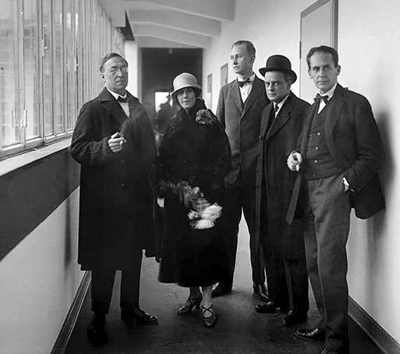 Abbildung zu: Wassily Kandinsky, Nina Kandinsky, Georg Muche, Paul Klee und Walter Gropius bei der Er&ouml;ffnung des neuen Bauhaus-Geb&auml;udes in Dessau, 1926. Fotograf: Walter Obschonka.