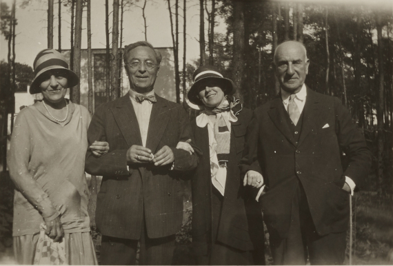 Abbildung zu: Irene Rothschild Guggenheim, Wassily Kandinsky, Hilla von Rebay und <br />Solomon R. Guggenheim, 7. Juli 1930, Hilla von Rebay Foundation Archive. <br />&copy; bpk / CNAC-MNAM, Fonds Kandinsky.